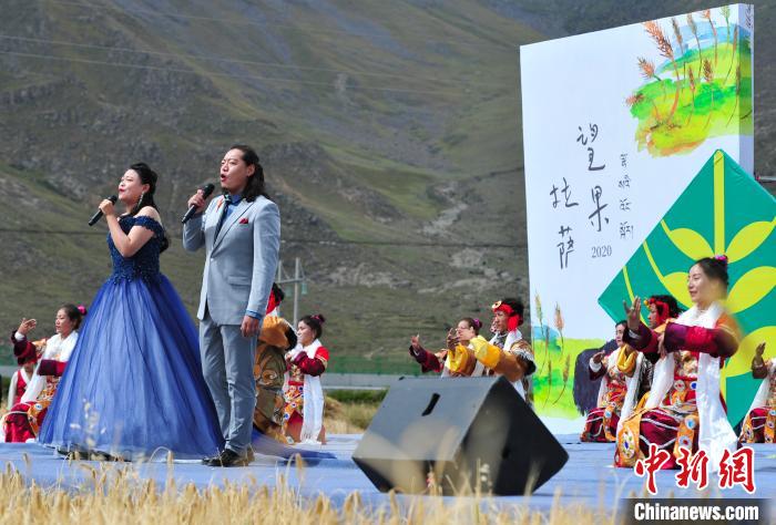 圖為當(dāng)日的文藝表演?！垈?攝