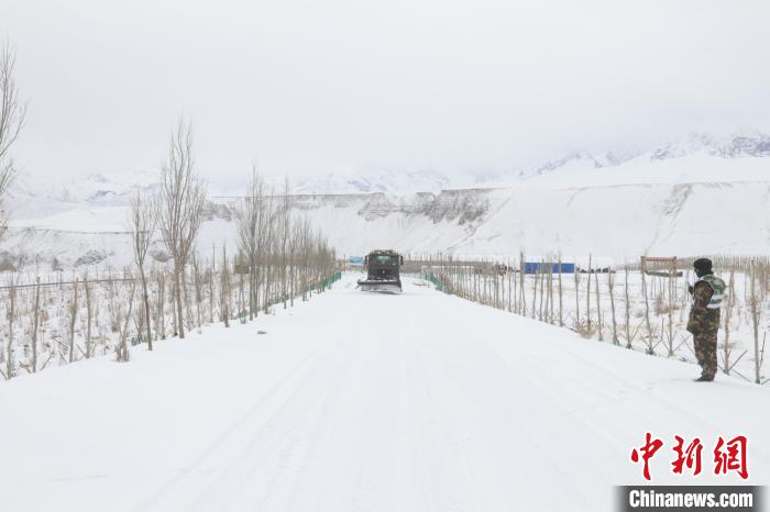 圖為救援官兵正在緊急清理路面積雪?！《崦刺?攝