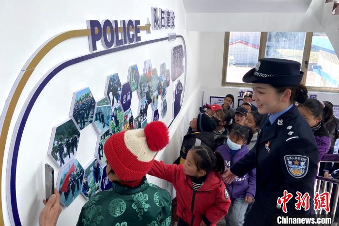 山南邊境管理支隊(duì)勒布邊境派出所舉行警營(yíng)開(kāi)放日活動(dòng)，邀請(qǐng)駐地民眾進(jìn)警營(yíng)，了解民警工作生活。　莊冀 攝