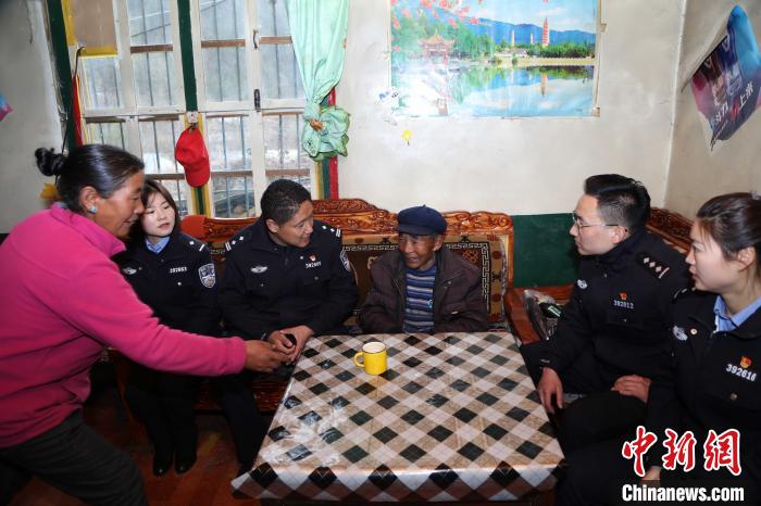 亞?wèn)|出入境邊防檢查站民警走訪慰問(wèn)轄區(qū)困難群眾?！堄陱?qiáng) 攝