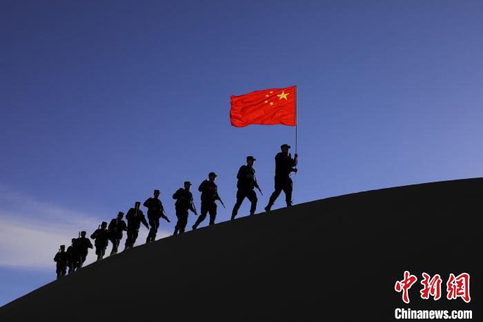 日喀則邊境管理支隊(duì)幾腳橋邊境檢查站民警在轄區(qū)開(kāi)展巡邏工作?！↓埿▲P 攝
