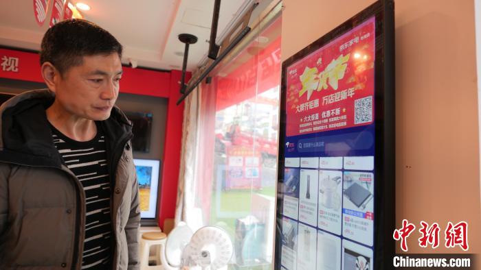 圖為店內(nèi)放置的可在線選購(gòu)商品的觸摸電子展示屏?！≈x牧 攝