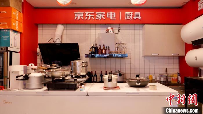 圖為店內(nèi)部分商品展示?！≈x牧 攝