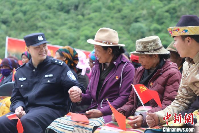 圖為李陽副所長(前排左一)與卓嘎、央宗姐妹共同參加愛國主義教育活動?！〉录?攝