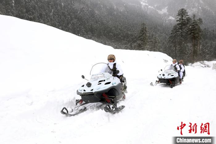 圖為雪地摩托車開路。　薛金博 攝