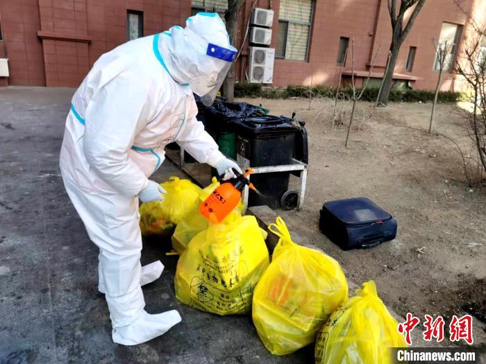 給垃圾做消殺。　鐵西區(qū)委宣傳部 攝