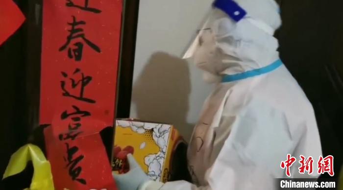 為封閉在家居民送快遞?！¤F西區(qū)委宣傳部 攝