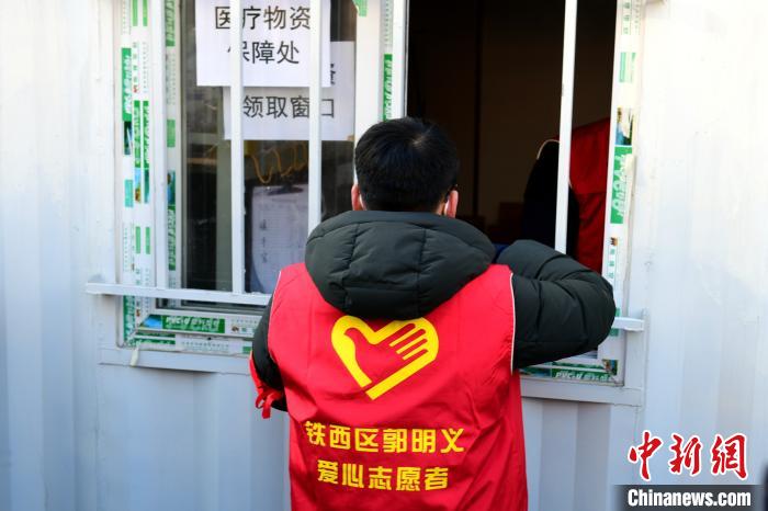 領(lǐng)防護用品?！¤F西區(qū)委宣傳部 攝