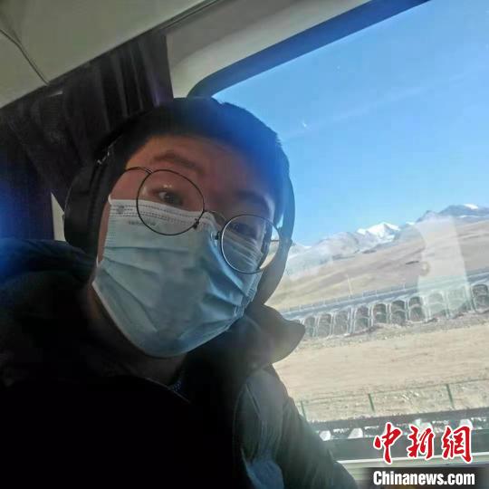 1月8日在西藏那曲開往拉薩火車上?！∈茉L者供圖 攝