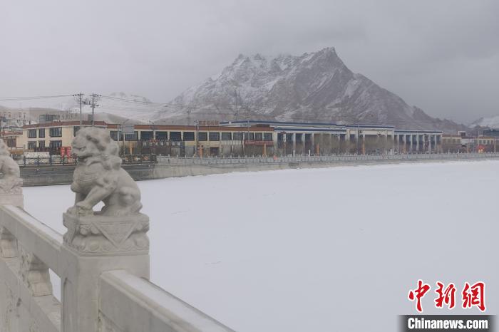 圖為2月5日傍晚時分的西藏阿里獅泉河鎮(zhèn)雪景?！⊥跏啦?攝