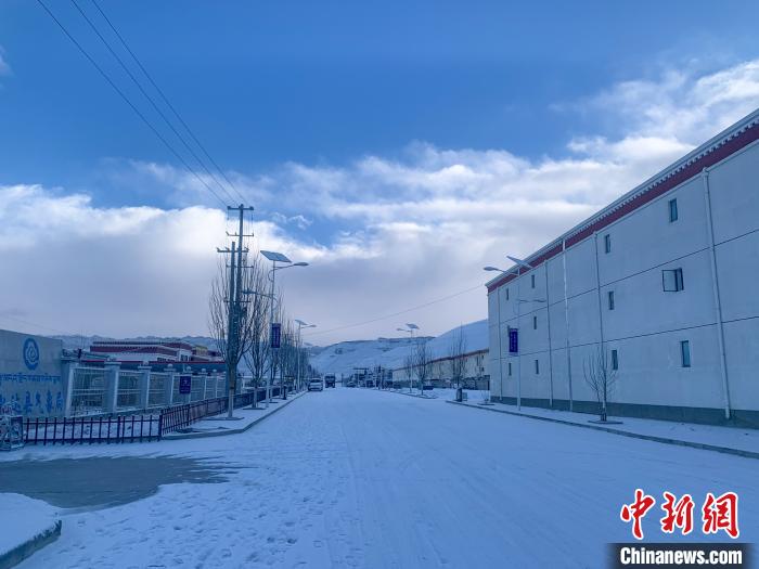 圖為西藏札達縣街道被積雪覆蓋?！娋?攝