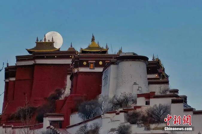 圖為一輪明月從布達拉宮上空緩緩升起。馬謙 攝