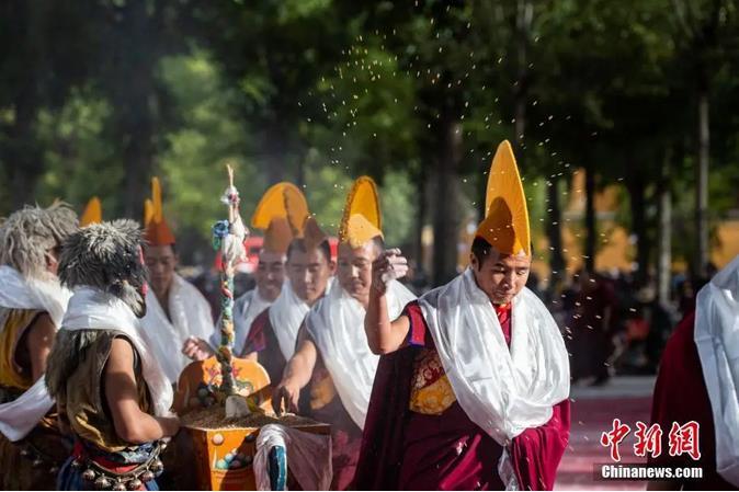 資料圖：扎什倫布寺跳神活動結(jié)束后，僧眾依次拋撒“切瑪”盒中的青稞祈福。<a target='_blank' ><p  align=