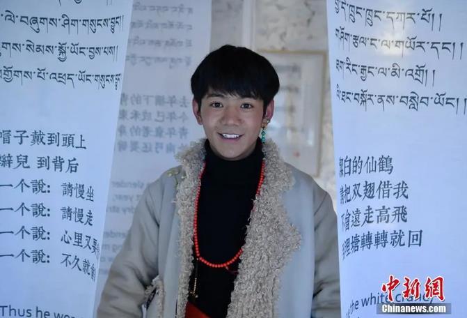 圖為丁真在理塘勒通古鎮(zhèn)倉央嘉措微型博物館里留影。<a target='_blank' ><p  align=