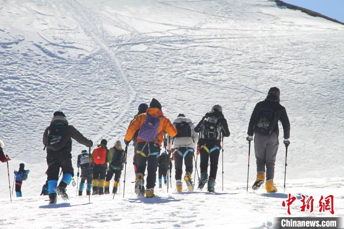 圖為2019年，普通民眾在洛堆峰體驗(yàn)登雪山活動。資料圖 趙朗 攝