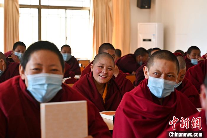 3月23日，記者走進(jìn)位于拉薩的西藏佛學(xué)院，探訪宗教學(xué)府的新學(xué)期。圖為西藏佛學(xué)院尼眾部學(xué)員等待上課。<a target='_blank' ></p><p  align=