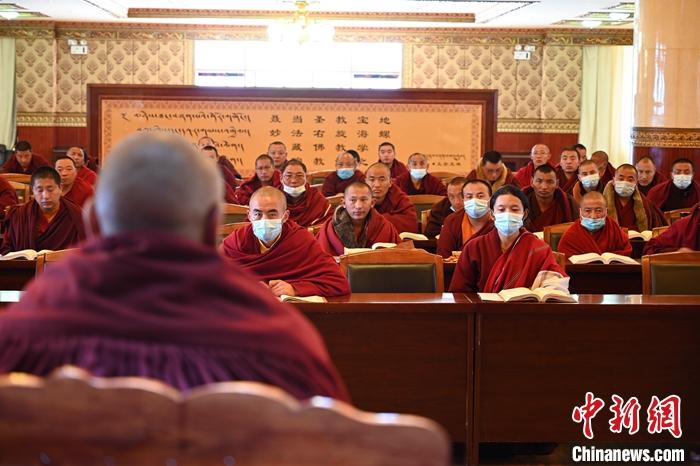 3月23日，記者走進(jìn)位于拉薩的西藏佛學(xué)院，探訪宗教學(xué)府的新學(xué)期。圖為佛學(xué)院學(xué)員正在上課。<a target='_blank' ></p><p  align=