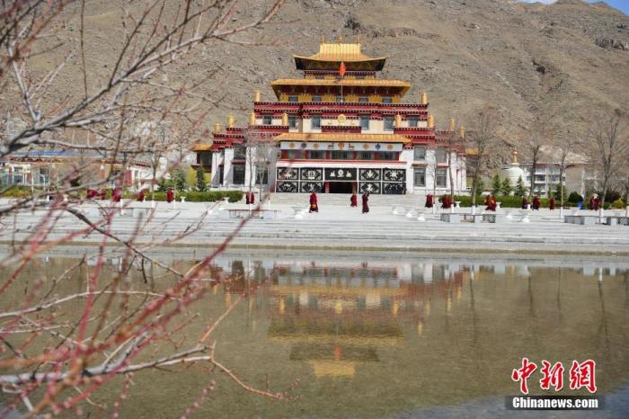 3月23日，西藏佛學(xué)院開(kāi)學(xué)第二日，<a target='_blank' >中新社</a>記者前往學(xué)院探訪了少年活佛班、尼眾部等，走進(jìn)了他們的課堂。該學(xué)院有來(lái)自藏傳佛教格魯派、寧瑪派等各個(gè)教派的僧尼，900余人在此學(xué)習(xí)。圖為西藏佛學(xué)院內(nèi)景。<a target='_blank' >中新社</a>發(fā) 貢嘎來(lái)松 攝