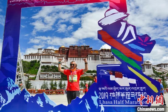資料圖為2019年8月18日，拉薩舉行半程馬拉松賽?！〗w波 攝