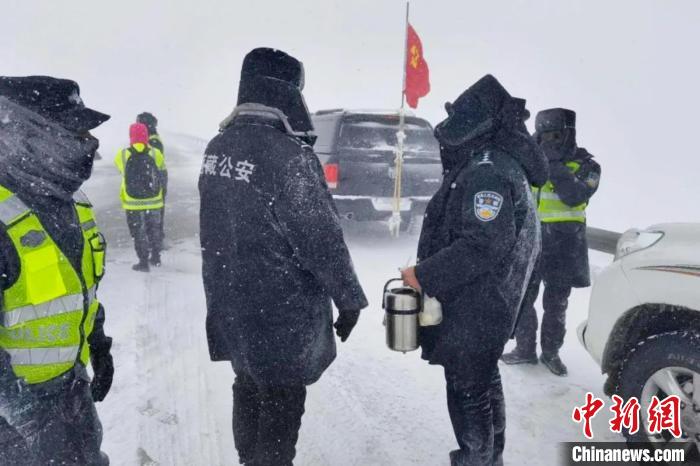 強(qiáng)降雪后，西藏安多縣警方在國(guó)道109線唐古拉山段開展除雪保通工作?！“捕嗫h公安局 供圖 攝