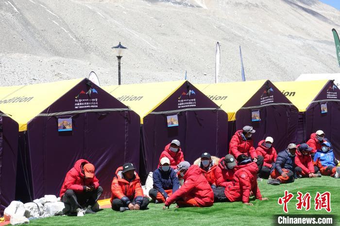 5月9日，登山隊(duì)員在珠峰北坡登山大本營歇息?！∪轿木?攝