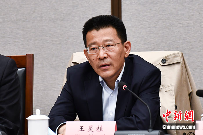 5月16日，由中國社會科學院西藏智庫、中國社會科學院民族學與人類學研究所主辦的第五屆西藏智庫國際論壇在北京舉行。中國社會科學院副院長王靈桂在致辭中表示，今年是西藏和平解放70周年，西藏人民團結奮斗，把貧窮落后的舊西藏建設成經(jīng)濟發(fā)展、文化繁榮、社會進步、環(huán)境良好、生活幸福的社會主義新西藏，西藏歷史上第一次徹底消滅了絕對貧困，同全國人民一起，西藏各族人民已經(jīng)走進全面建成小康社會的新時代，進入歷史發(fā)展的新坐標。 <a target='_blank' ><p  align=