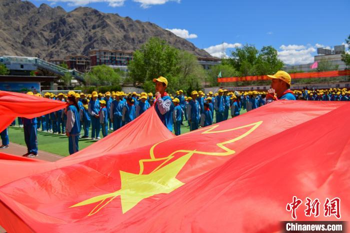 圖為拉薩市堆龍德慶區(qū)堆龍姜昆黃小勇希望小學(xué)學(xué)生在操場(chǎng)入隊(duì)儀式?！∝暩聛硭?攝