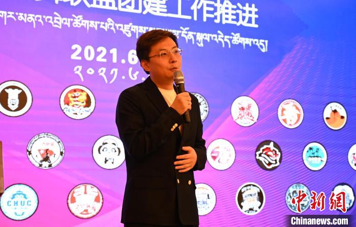 圖為中國(guó)舞蹈家協(xié)會(huì)街舞委員會(huì)常務(wù)副主任、秘書長(zhǎng)夏銳致辭?！≮w朗 攝