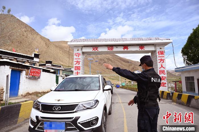 圖為移民管理警察示意司機停車接受檢查?！≮w朗 攝