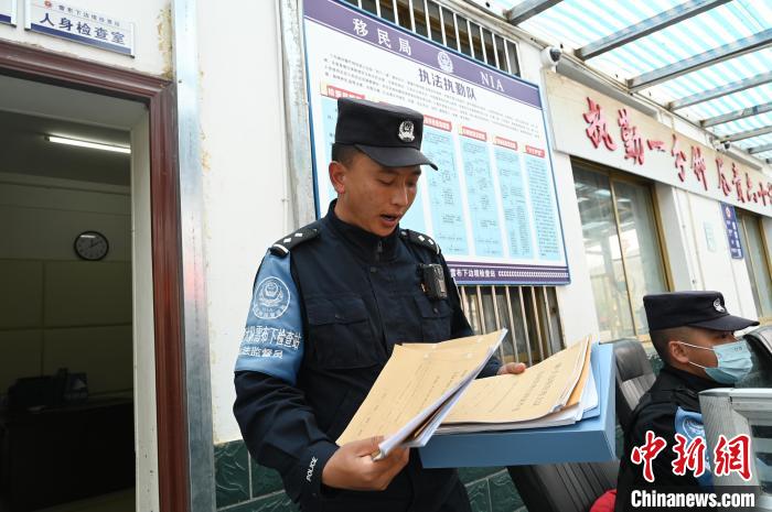 圖為洛桑朗嘎向記者展示卷宗?！≮w朗 攝