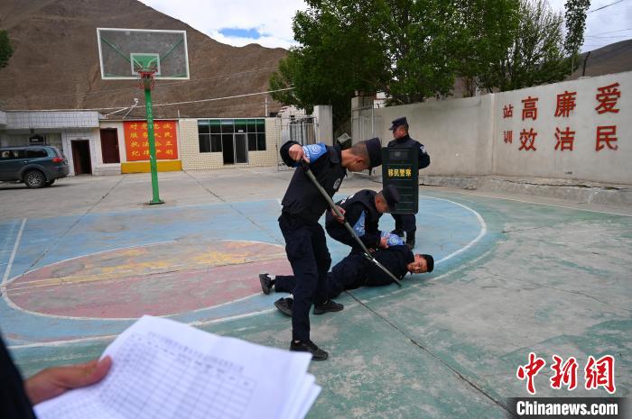 圖為移民管理警察進行警務(wù)技能考核?！≮w朗 攝