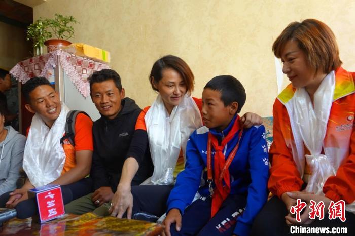 圖為世界冠軍在拉薩進行家訪，與青少年運動員聊天?！∪轿木?攝