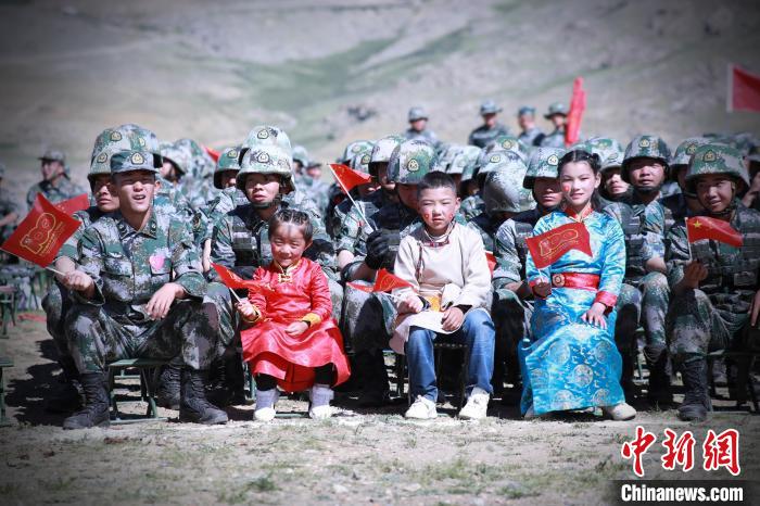 圖為駐地小朋友參加此次活動?！?普布扎西 攝