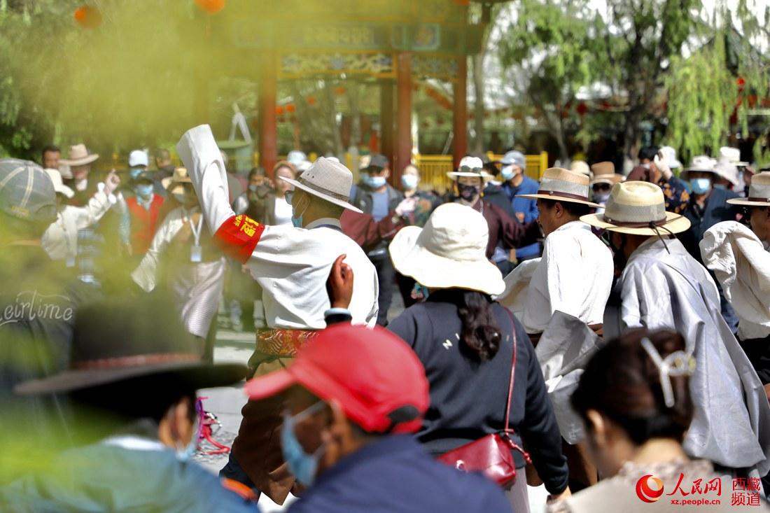 拉薩市民在宗角祿康公園跳鍋莊舞。人民網(wǎng) 次仁羅布攝
