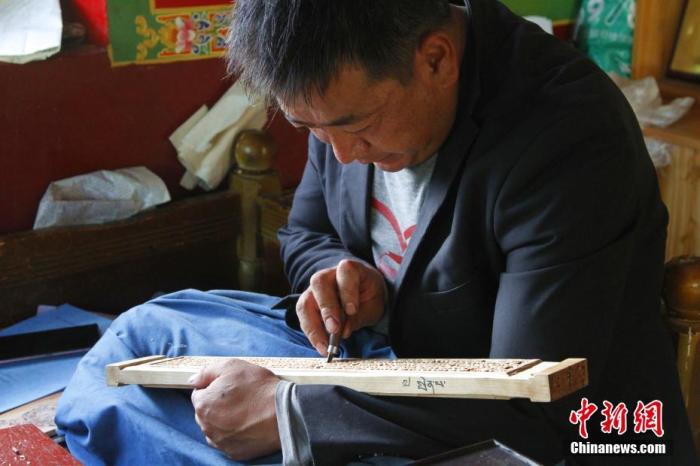 圖為7月14日，普松雕刻技藝傳承人嘎瑪曲扎正在家中進(jìn)行創(chuàng)作。 <a target='_blank' ><p  align=