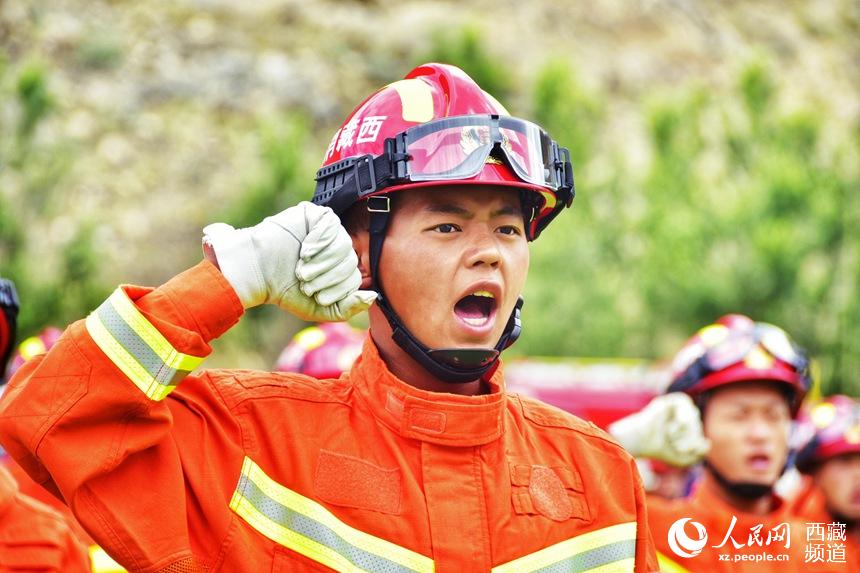 消防指戰(zhàn)員重溫入隊(duì)誓詞。人民網(wǎng) 李海霞 攝