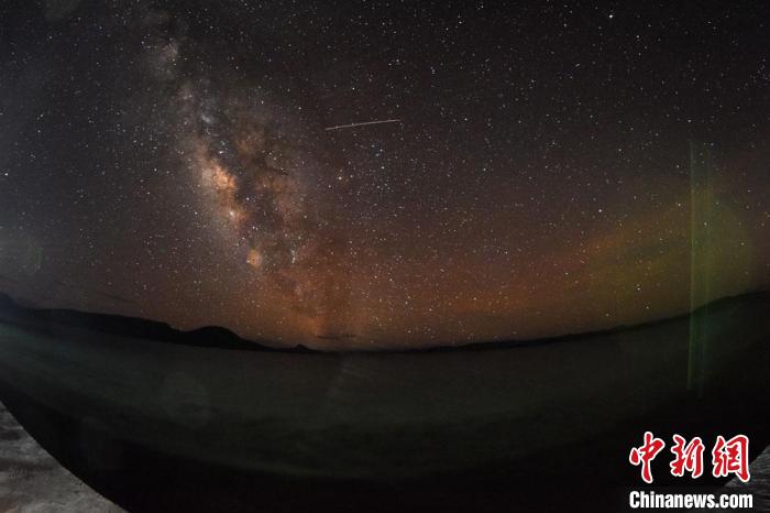 錯(cuò)鄂湖星空璀璨，一顆流星劃過(guò)?！?lt;a target='_blank' ></p><p  align=