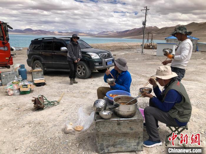 在“世界屋脊”上作業(yè)，中國科考隊員衣、食、住、行有何特色？
