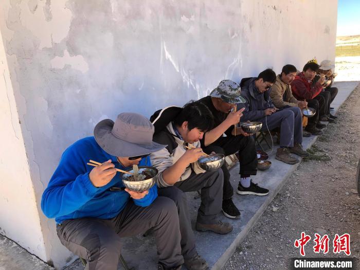 科考隊員在高原湖泊岸邊進餐。　<a target='_blank' ><p  align=