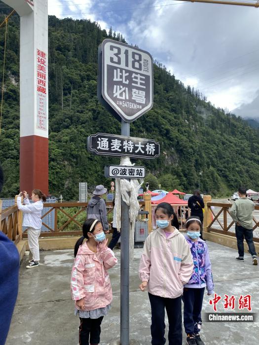 游人在通麥特大橋拍照打卡。彭寧鈴 攝