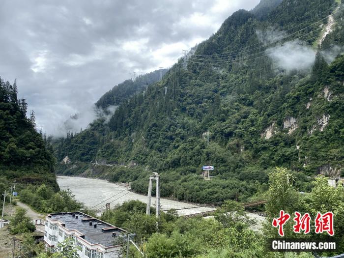險(xiǎn)山急流中的兩座橋。彭寧鈴 攝