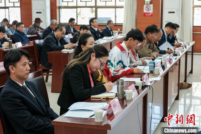 圖為8月10日座談會現(xiàn)場，左一為歸國定居藏胞晉美次旦?！〗w波 攝