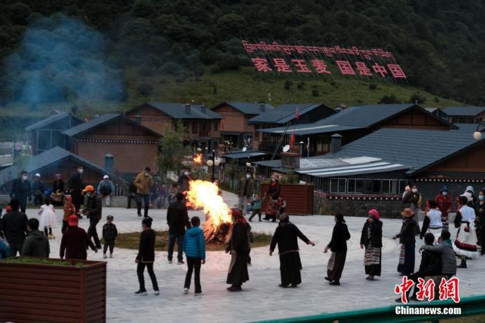 圖為8月5日，玉麥鄉(xiāng)民眾在鄉(xiāng)里跳鍋莊舞，從前的“三人鄉(xiāng)”熱鬧起來了。 <a target='_blank' ></p><p  align=