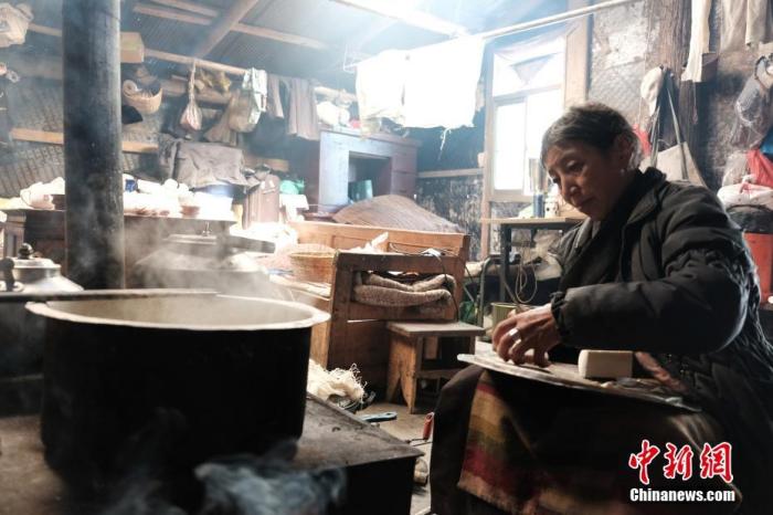 圖為8月6日，60歲的卓嘎在玉麥鄉(xiāng)牧場(chǎng)放牧點(diǎn)制作奶渣。 <a target='_blank' ></p><p  align=