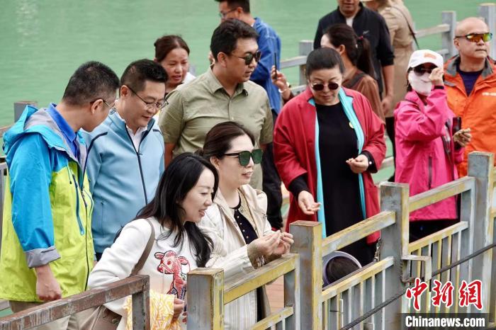 全國新的社會階層人士服務(wù)團(tuán)考察林芝巴河鎮(zhèn)生態(tài)保護(hù)項目。　尼瑪?shù)┰龉﹫D