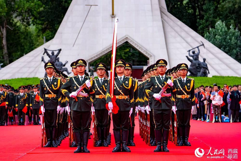 8月19日10時，慶祝西藏和平解放70周年大會在拉薩市布達拉宮廣場隆重舉行。這是大會舉行升旗儀式。徐馭堯 攝