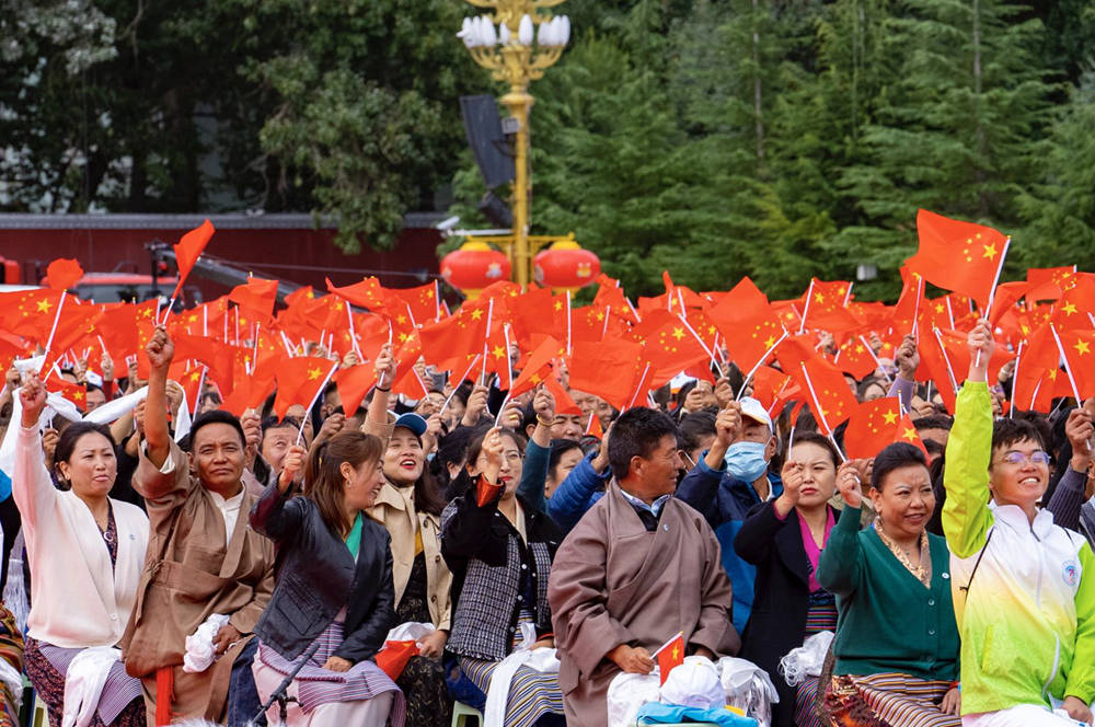 8月19日10時(shí)，慶祝西藏和平解放70周年大會(huì)在拉薩市布達(dá)拉宮廣場(chǎng)隆重舉行。徐馭堯 攝