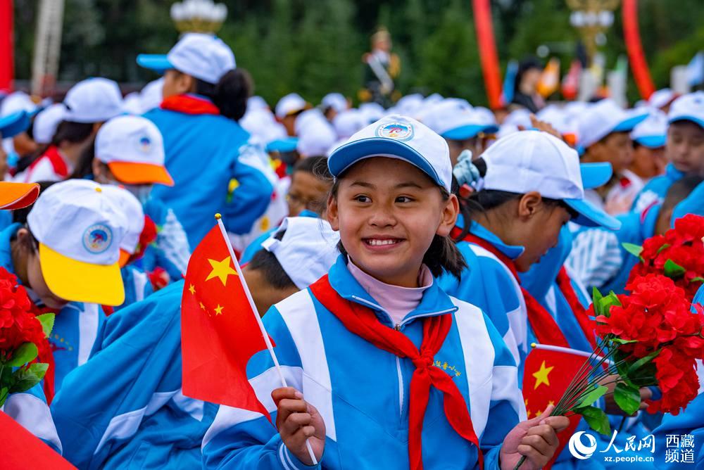 8月19日10時(shí)，慶祝西藏和平解放70周年大會(huì)在拉薩市布達(dá)拉宮廣場(chǎng)隆重舉行。徐馭堯 攝