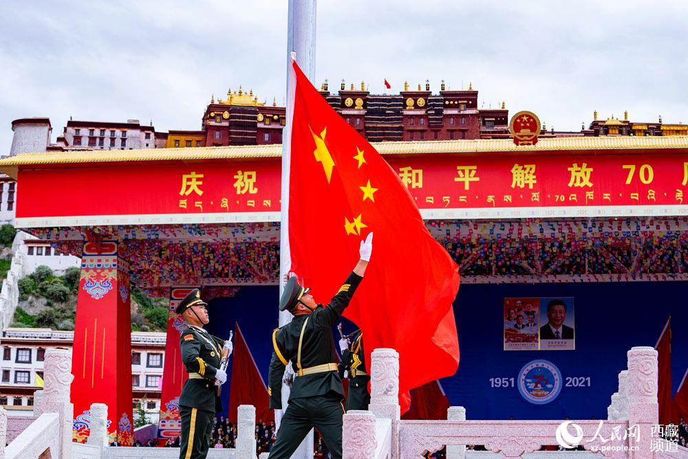 8月19日10時(shí)，慶祝西藏和平解放70周年大會(huì)在拉薩市布達(dá)拉宮廣場(chǎng)隆重舉行。這是大會(huì)舉行升旗儀式。徐馭堯 攝