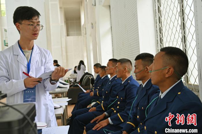 圖為研究團(tuán)隊(duì)成員登記消防員信息?！≮w朗 攝